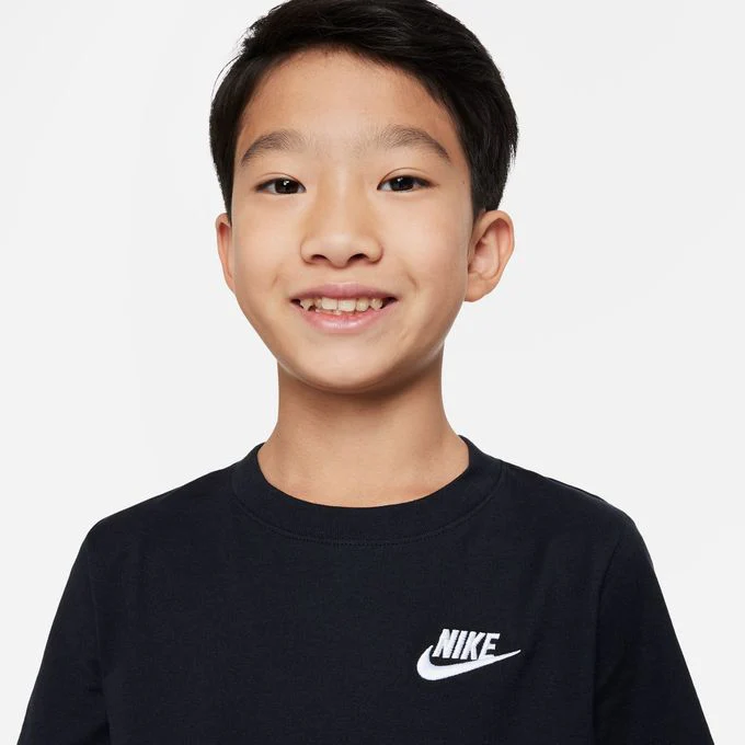 T-Shirt Nike Sportswear Júnior Preta - Image 4